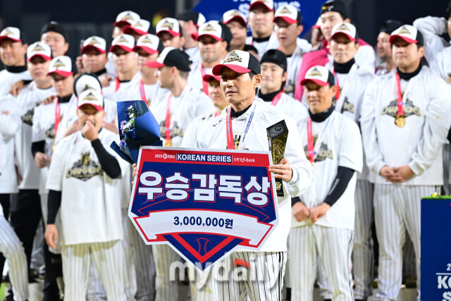 31일 오후 대전 한화생명 볼파크에서 진행된 '2025 신한 SOL Bank KBO 한국시리즈 5차전' LG트윈스-한화 이글스와의 경기.<br><br>LG가 4-1로 승리해 통합 우승을 차지한 뒤 시상식에서 염경엽 감독이 우승 감독상을 수상하고 있다./마이데일리