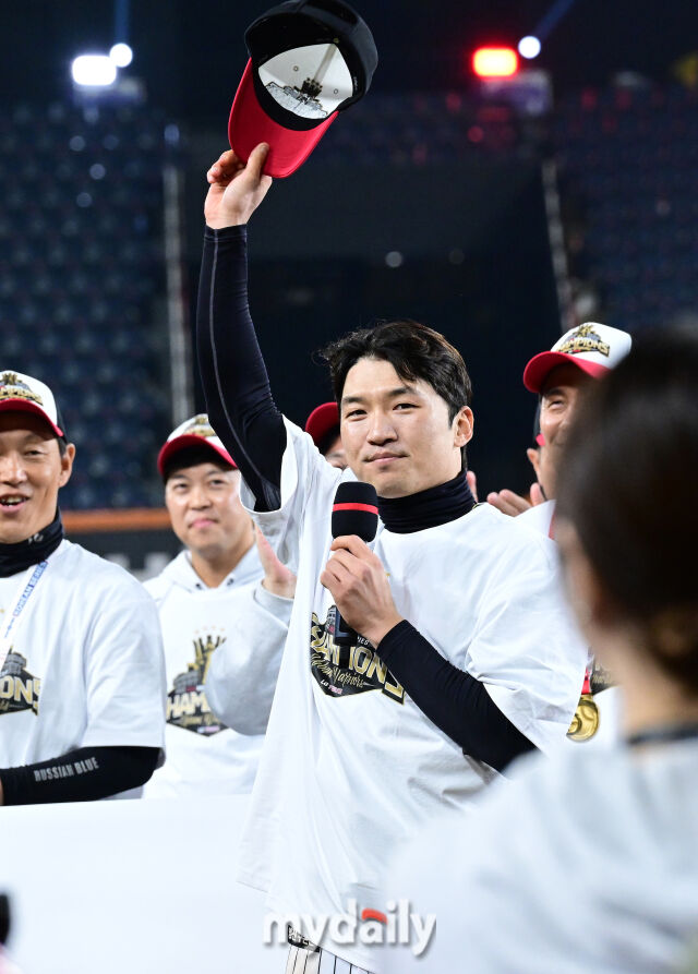31일 오후 대전 한화생명 볼파크에서 진행된 '2025 신한 SOL Bank KBO 한국시리즈 5차전' LG트윈스-한화 이글스와의 경기. LG가 4-1로 승리해 통합 우승을 차지한 뒤 박해민이 팬들에게 인사를 하고 있다./마이데일리