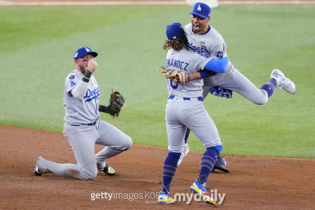 키케 에르난데스의 더블플레이로 승리한 뒤 기뻐하고 있는 LA 다저스 선수단./게티이미지코리아