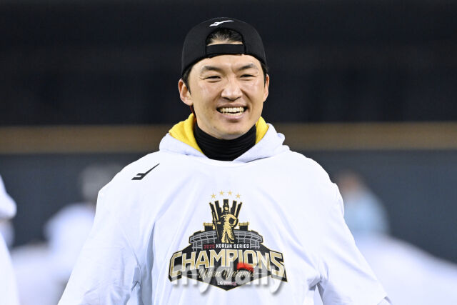 1일 서울 잠실야구장에서 열린 프로야구 LG 트윈스의 2025 한국시리즈 우승 세리머니 팬 감사 행사 '더 리턴 오브 챔피언스'(The Return of Champions)'. 주장 박해민이 미소를 짓고 있다./잠실=한혁승 기자 hanfoto@mydaily.co.kr