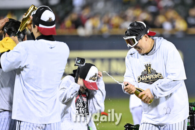 1일 서울 잠실야구장에서 열린 프로야구 LG 트윈스의 2025 한국시리즈 우승 세리머니 팬 감사 행사 '더 리턴 오브 챔피언스'(The Return of Champions)'. 김현수가 샴페인 샤워 행사를 즐기고 있다./잠실=한혁승 기자 hanfoto@mydaily.co.kr