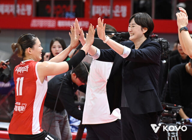 페퍼저축은행 시마무라와 장소연 감독./KOVO