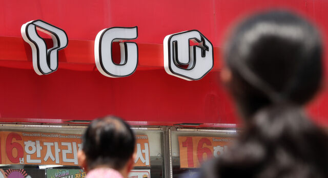 서울시내 한 휴대폰 대리점 앞으로 시민이 지나가고 있다. /뉴시스