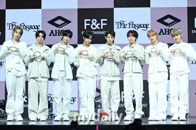 그룹 아홉(AHOF)이 4일 서울 광장동 예스24 라이브홀에서 열린 두 번째 미니앨범 'The Passage(더 패시지)' 쇼케이스에 참석했다.<br><br>아홉(스티븐, 서정우, 차웅기, 장슈아이보, 박한, 제이엘, 박주원, 즈언, 다이스케)의 이번 '더 패시지' 앨범은 타이틀곡 '피노키오는 거짓말을 싫어해'를 포함해 총 다섯 개의 곡이 수록됐다.
