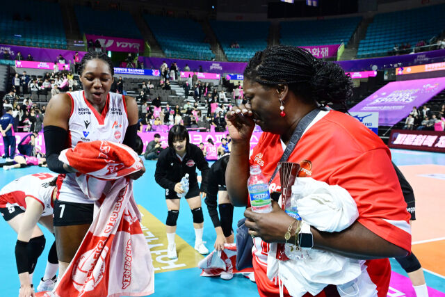 동료 선수들에게 물세례를 당한 조이의 쿨한 표정과 눈물을 흘리는 조이 모친 / 한국배구연맹 (KOVO)