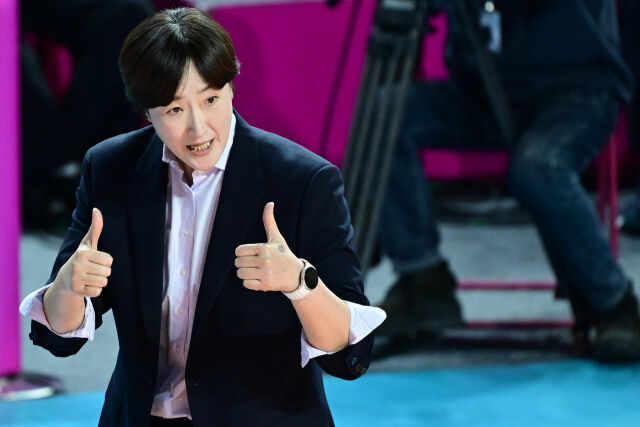 페퍼저축은행 장소연 감독이 조이를 향해서 엄지를 치켜 세우고 있다. / 한국배구연맹 (KOVO)