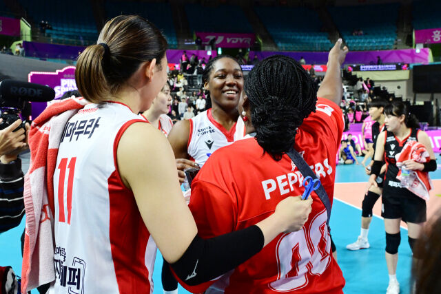 페퍼저축은행 조이가 경기 종료 후 엄마와 포옹을 하고 있다. / 한국배구연맹 (KOVO)