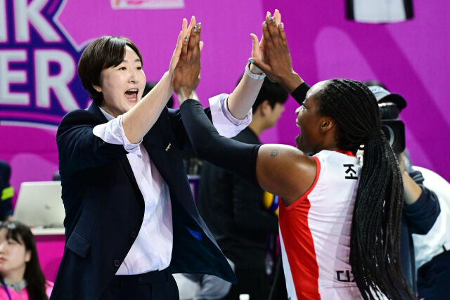 흥국생명을 상대로 셧아웃 승리를 거둔 페퍼저축은행 장소연 감독과 조이가 하이파이브를 하고 있다 /한국배구연맹 (KOVO)