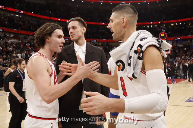 기디(왼쪽)와 부세비치가 5일 필라델피아와 경기에서 승리한 후 악수하고 있다. /게티이미지코리아