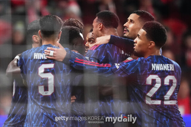 아스널 선수들이 골을 터뜨린 뒤 기쁨을 나누고 있다. /게티이미지코리아