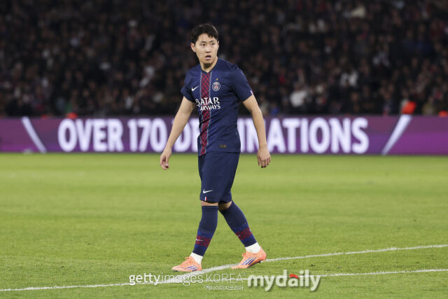 이강인이 5일 바이에른 뮌헨과 경기에 나서 공을 바라보고 있다. /게티이미지코리아