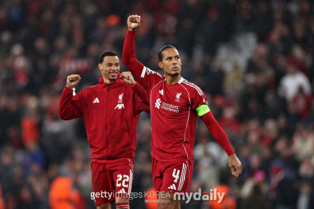 리버풀 수비수 버질 판 다이크(오른쪽)가 5일 레알 마드리드와 경기에서 승리한 후 주먹을 불끈 쥐고 있다. /게티이미지코리아