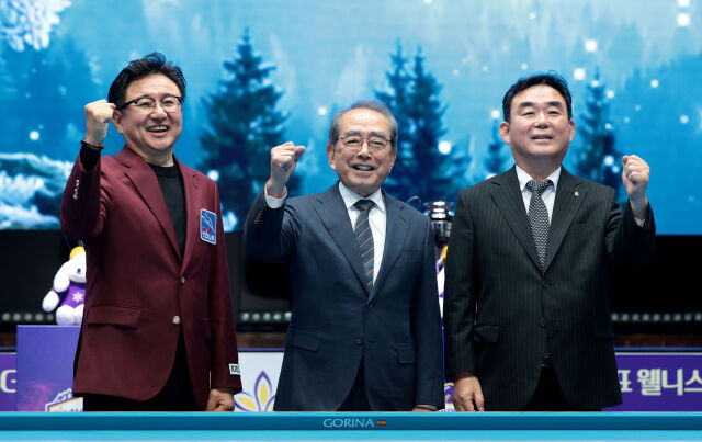 (왼쪽부터) PBA 장상진 부총재, PBA 김영수 총재, 강원랜드 최철규 대표이사 직무대행이 하이원리조트 챔피언십 개막식서 기념 사진을 찍고 있다./PBA