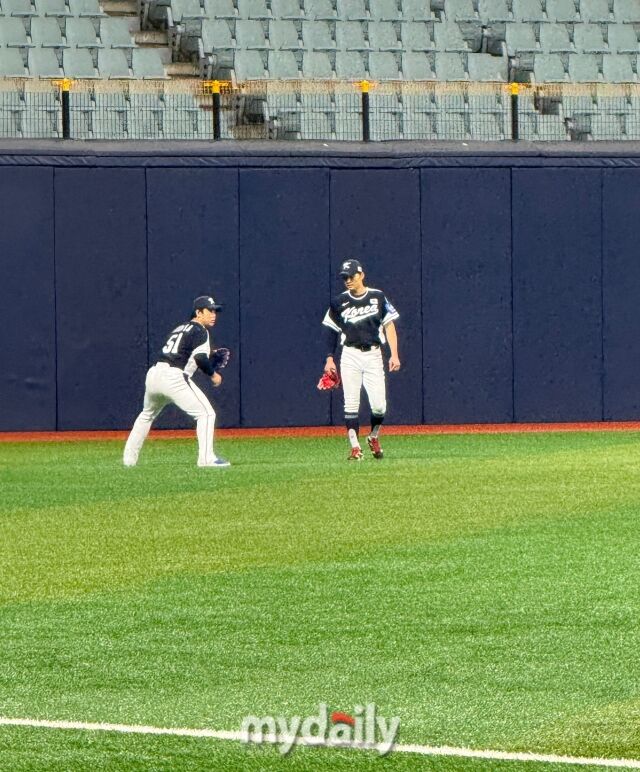 서로의 노하우를 끝없이 공유하고 있는 문현빈, 박해민./고척 = 박승환 기자