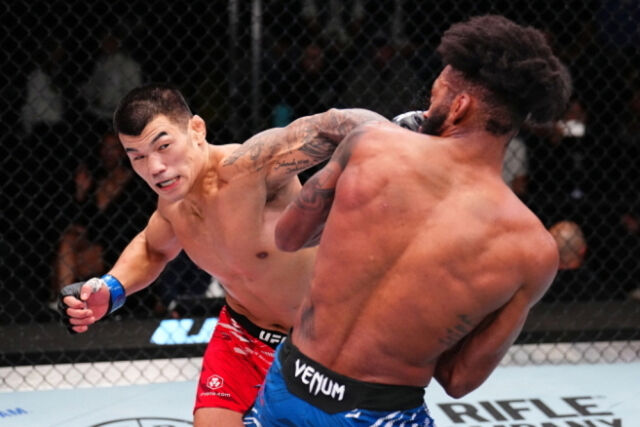 고석현(왼쪽)이 필 로에게 펀치를 날리고 있다. /UFC 제공