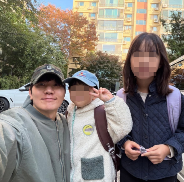 전 아나운서 김정근과 두 아이들./이지애 소셜미디어
