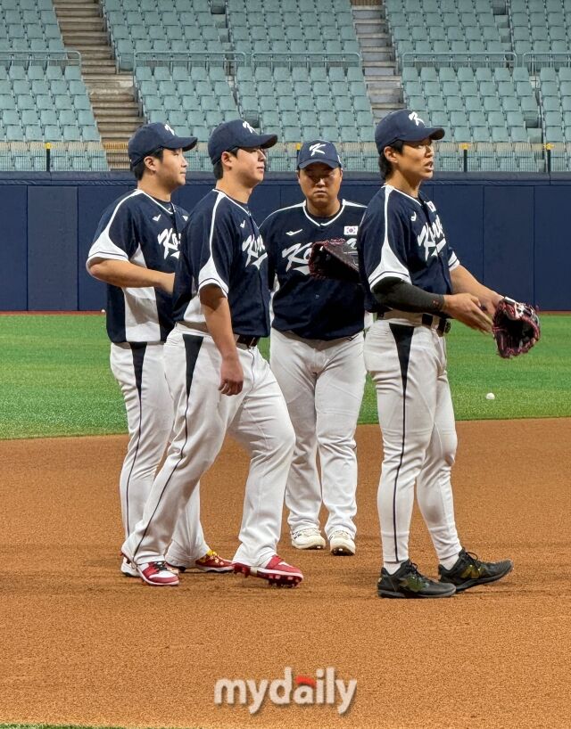 3루에서 펑고 훈련을 하고 있는 2025 K-BASEBALL SERIES 대표팀 문보경, 노시환, 한동희, 송성문./고척 = 박승환 기자