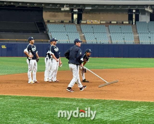 3루에서 펑고 훈련을 받고 있는 선수들을 위해 직접 그라운드를 정비해주고 있는 류지현 감독./고척 = 박승환 기자