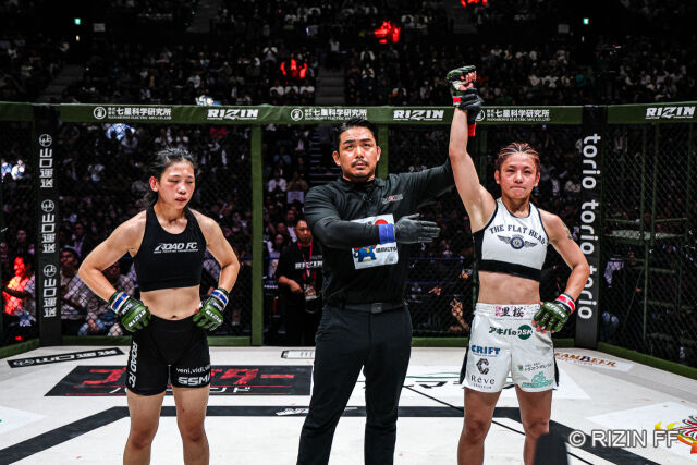 이보미(왼쪽)가 판정패하고 있다. /라이진FF 제공