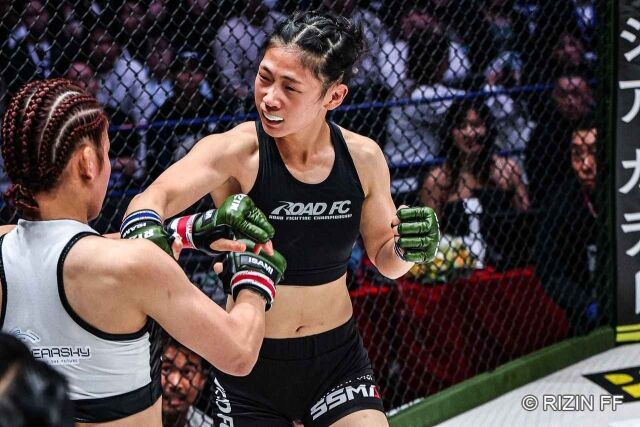 이보미(오른쪽)가 3일 게이트 로터스와 경기에서 펀치를 날리고 있다. /라이진FF 제공