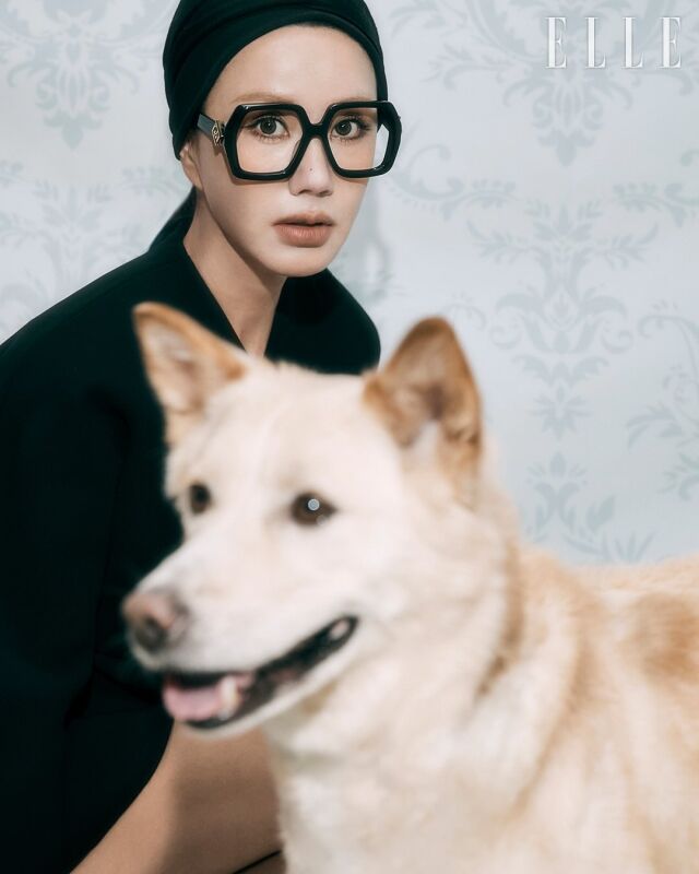 엄정화가 아찔한 하의실종룩을 선보였다. / 엄정화 인스타그램