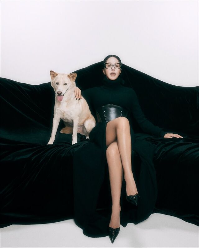 엄정화가 아찔한 하의실종룩을 선보였다. / 엄정화 인스타그램