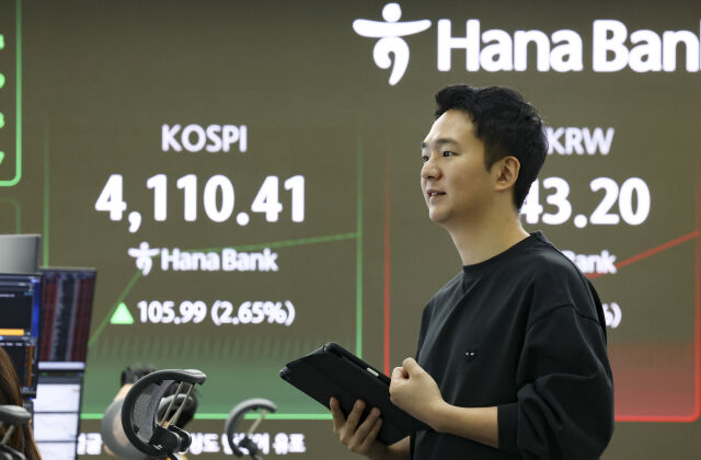 코스피가 전 거래일(4004.42)보다 88.04포인트(2.20%) 오른 4092.46에 개장한 6일 서울 중구 하나은행 본점 딜링룸에서 전광판에 지수가 나오고 있다. 코스닥 지수는 전 거래일(901.89)보다 13.54포인트(1.50%) 상승한 915.43에 거래를 시작했으며, 외환시장에서 원·달러 환율은 전 거래일(1449.4원)보다 7.4원 내린 1442.0원에 출발했다./뉴시스