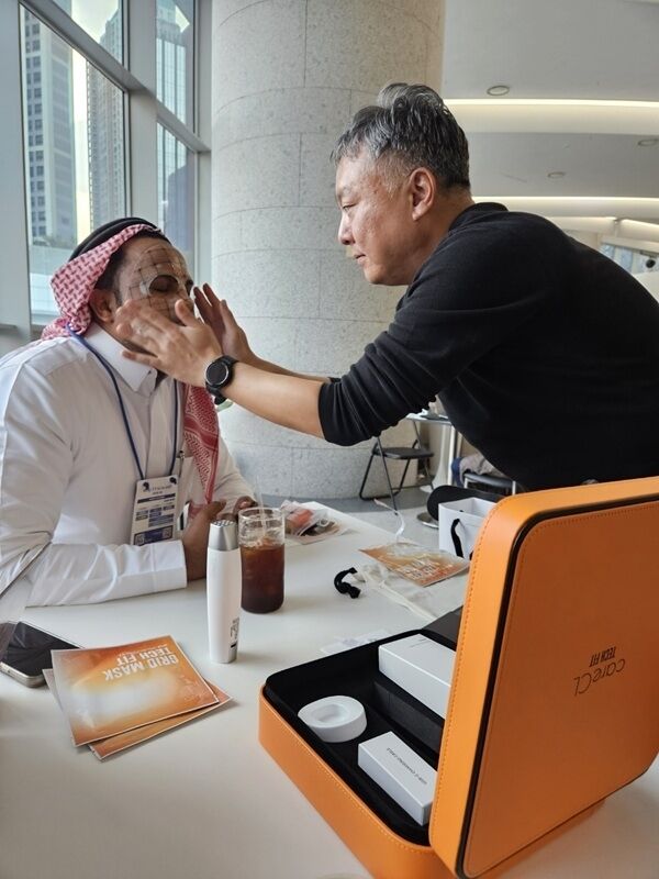 최형규 케어클 대표가 사우디 인사에게 스탬핑 고주파 기술을 적용한 ‘테크핏’을 직접 시연하는 모습 / 
