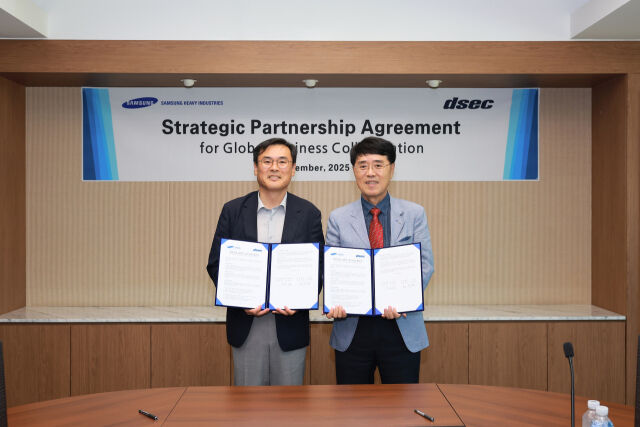 김경희 삼성중공업 부사장(왼쪽)과 윤석용 디섹 대표이사가 ‘전략적 파트너십 구축 협약(MOU)을’ 체결한 뒤 기념촬영을 하고 있다. /삼성중공업