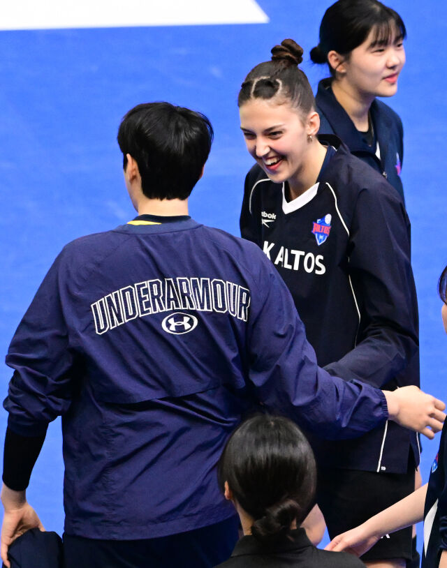 IBK기업은행 빅토리아가 현대건설 김희진과 반갑게 인사하고 있다 / 한국배구연맹(KOVO)