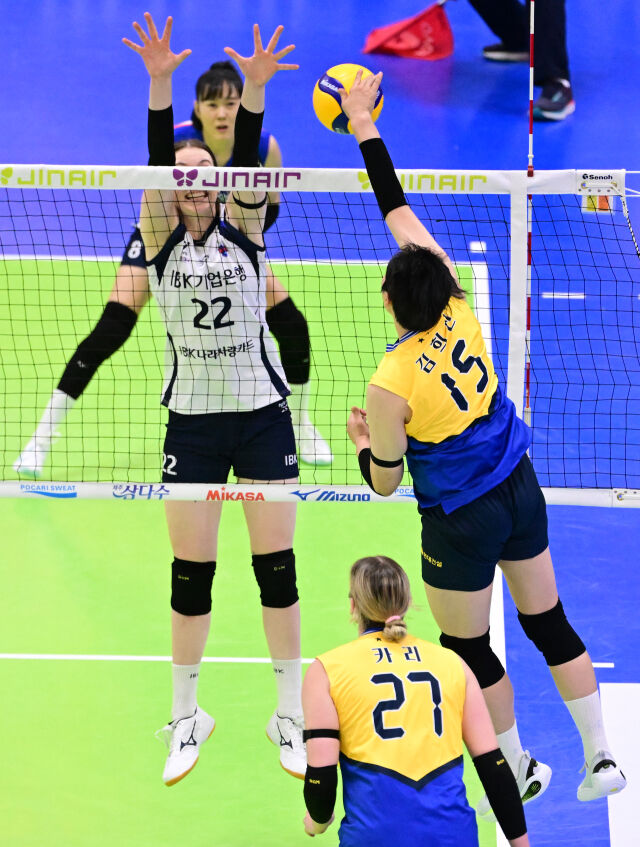 현대건설 김희진이 친정팀 IBK기업은행 코트로 스파이크를 내려꽃고 있다 / 한국배구연맹(KOVO)