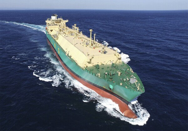 KCC와 HD현대가 공동개발한 차단열 도료 적용 대상이 되는 LNG선 항공 사진. /KCC