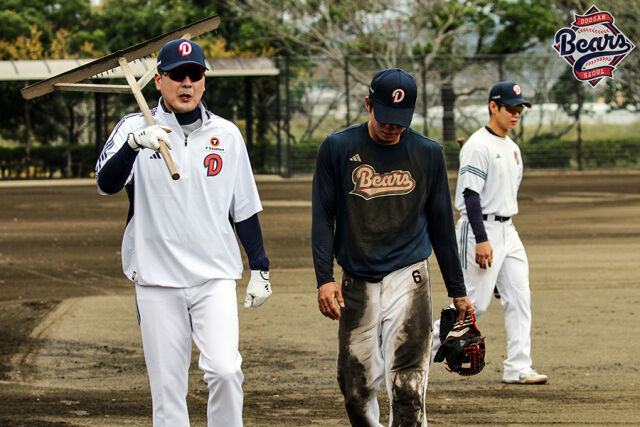 두산 베어스 홍원기 수석코치와 오명./두산 베어스