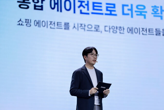 김범준 네이버 COO가 6일 서울 코엑스에서 열린 팀네이버 통합 컨퍼런스 ‘단25(DAN25)’에서 발표하고 있다. /네이버