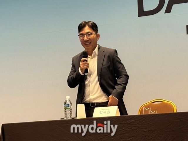 김유원 네이버클라우드 대표가 6일 서울 코엑스에서 열린 팀네이버 통합 컨퍼런스 ‘단25(DAN25)’ 기자간담회에서 답변하고 있다. /박성규 기자