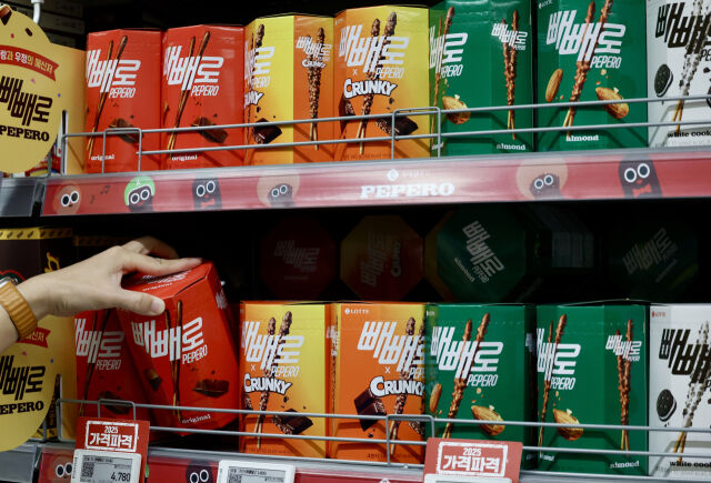 서울시내 한 대형마트에 롯데 빼빼로가 진열돼 있다. /뉴시스