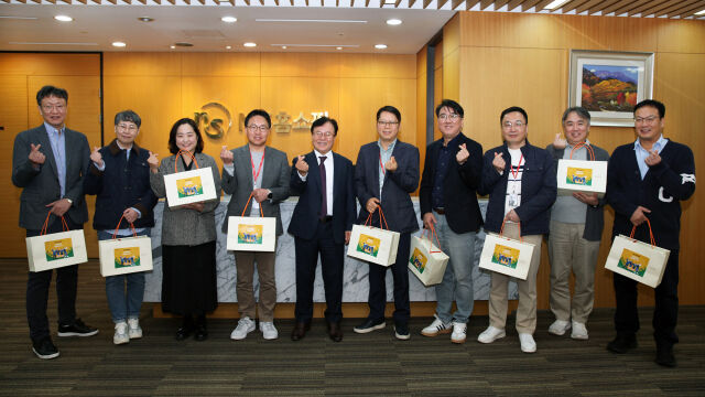 조항목 NS홈쇼핑 대표이사(가운데)가 수험생 자녀를 둔 임직원에게 응원선물을 전달했다. /NS홈쇼핑