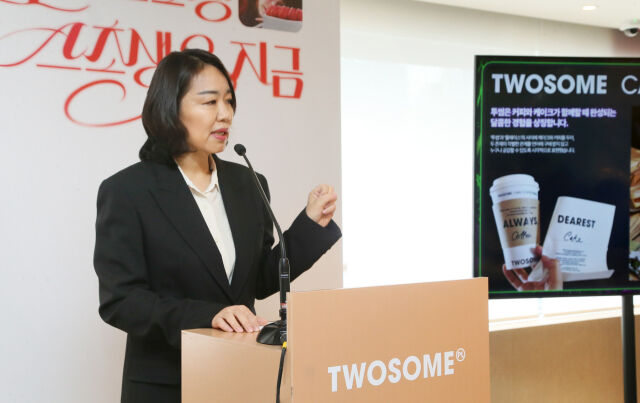 임혜순 투썸플레이스 전무가 2025 홀리데이 시즌 케이크·음료 신제품 라인업을 공개하고 있다. /투썸플레이스