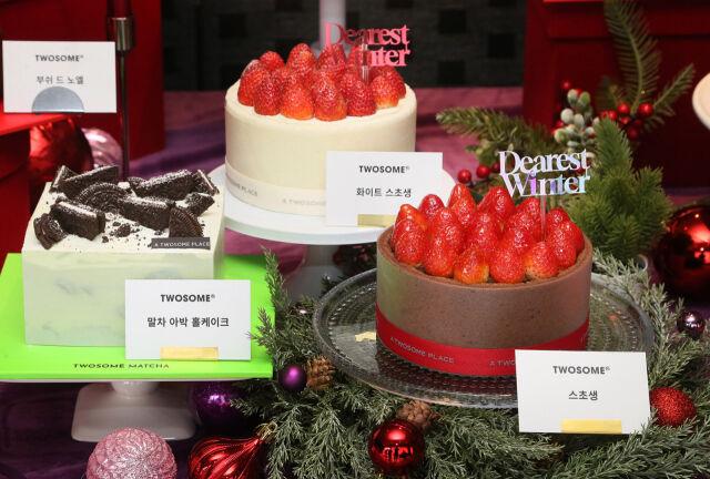 2025 홀리데이 시즌 주요 케이크 3종. 왼쪽부터 말차 아박 홀케이크, 화이트 스초생, 스초생. /투썸플레이스