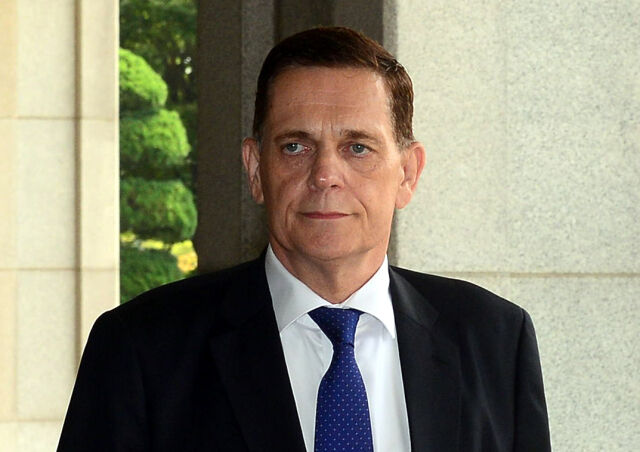 ‘배출가스 조작’ 혐의를 받고 있는 요하네스 타머 당시 아우디폭스바겐코리아 대표가 지난 2016년 8월 12일 오전 서울 서초구 서울중앙지검으로 들어서는 모습. /뉴시스