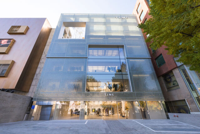 한섬 플래그십 스토어 ‘타임 서울’ 외부 전경. /현대백화점그룹