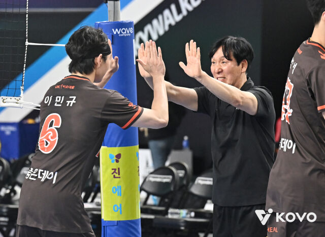 이민규와 하이파이브하는 신영철 감독./KOVO