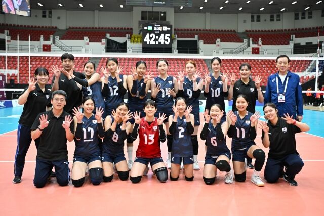 한국 U16 여자배구대표팀이 아시아선수권 4강 진출에 성공했다./AVC