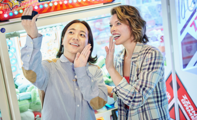 할리우드 대표 액션 스타 밀라 요보비치와 래퍼 겸 방송인 넉살./SBS ‘별의별 토크 : 보고보고보고서’