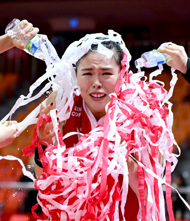 시마무라가 동료들의 물세례를 받으며 놀라고 있다 / 한국배구연맹(KOVO)