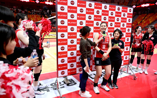 수훈 인터뷰를 하던 시마무라가 동료들을 보고 당황하고 있다 / 한국배구연맹(KOVO)