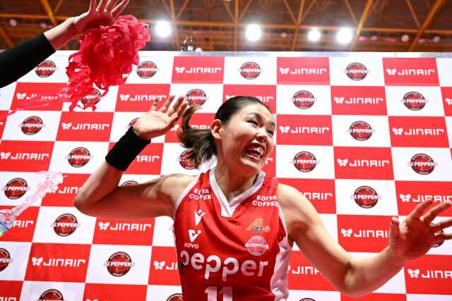 시마무라가 동료들의 물세례에 깜짝 놀라고 있다 / 한국배구연맹(KOVO)