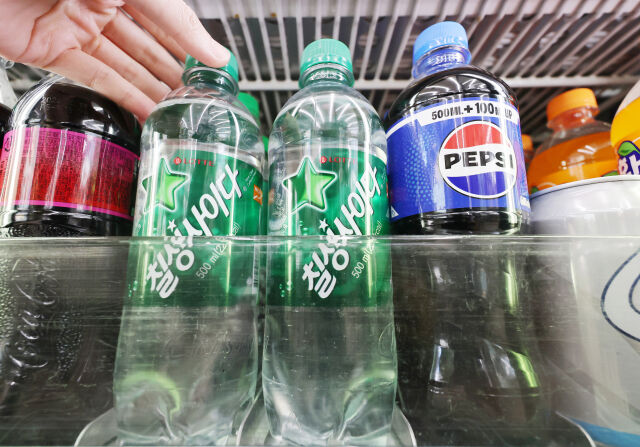 서울의 한 편의점에서 롯데칠성음료 대표 제품인 칠성사이다와 펩시가 판매되고 있다. /뉴시스