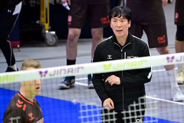 K저축은행 신영철 감독이 오데이의 플레이를 지적하고 있다. / 한국배구연맹 (KOVO)