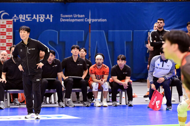 외국인 선수가 빠진 4세트 신영철 감독이 경기를 지켜보고 있다. / 한국배구연맹 (KOVO)